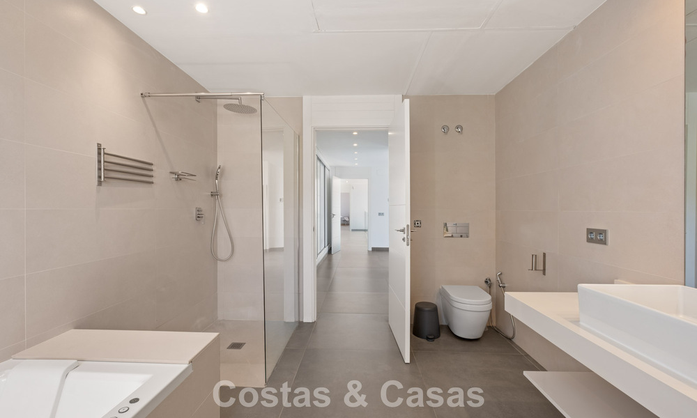 Contemporary luxury villa with sleek modern architecture and breathtaking views for sale in East Marbella 801178