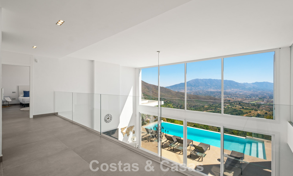 Contemporary luxury villa with sleek modern architecture and breathtaking views for sale in East Marbella 801179