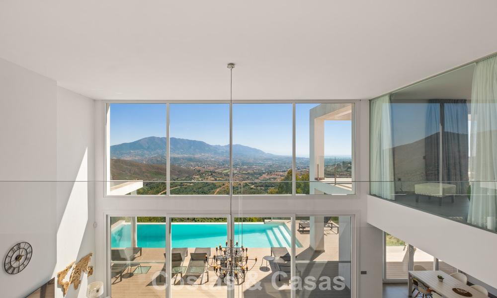 Contemporary luxury villa with sleek modern architecture and breathtaking views for sale in East Marbella 801180