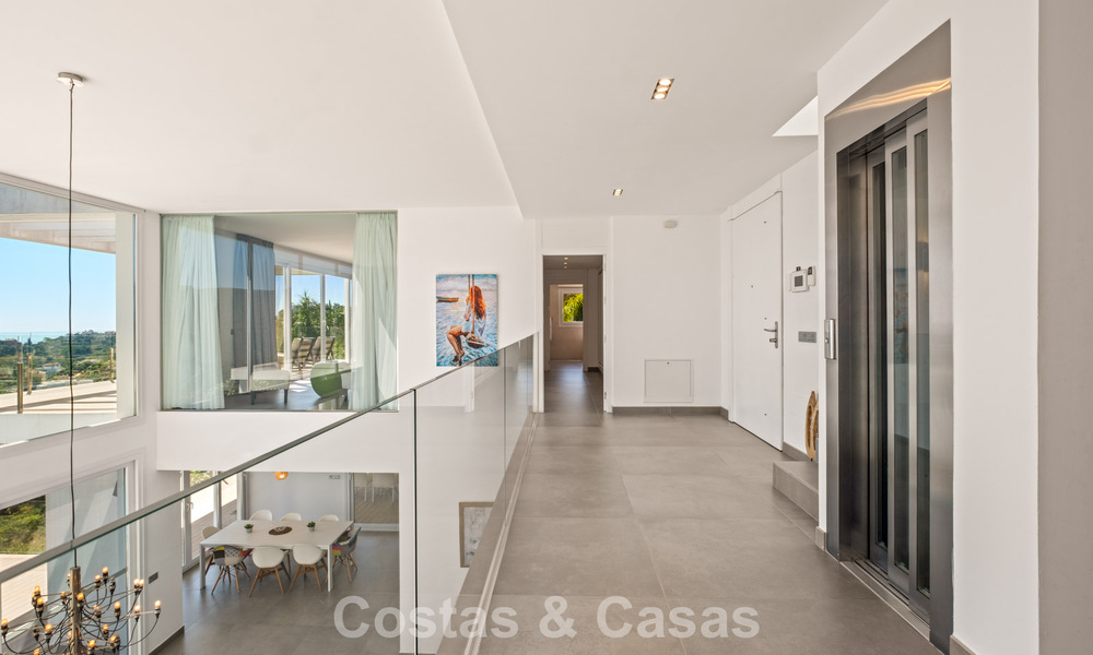 Contemporary luxury villa with sleek modern architecture and breathtaking views for sale in East Marbella 801182