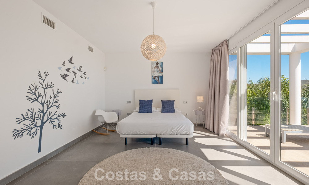 Contemporary luxury villa with sleek modern architecture and breathtaking views for sale in East Marbella 801183