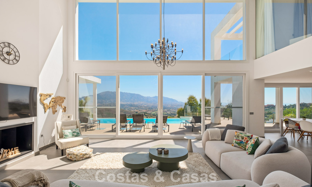 Contemporary luxury villa with sleek modern architecture and breathtaking views for sale in East Marbella 801185