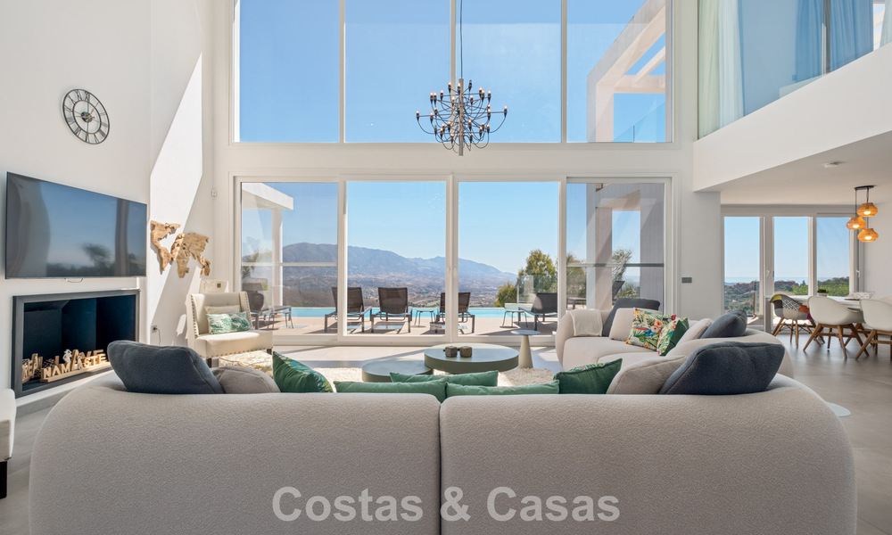 Contemporary luxury villa with sleek modern architecture and breathtaking views for sale in East Marbella 801186