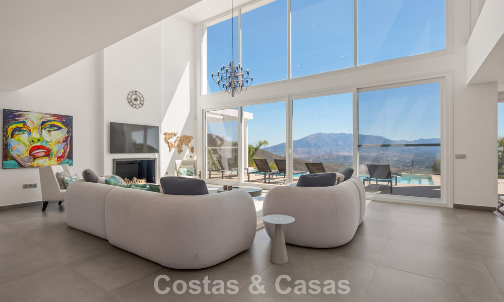 Contemporary luxury villa with sleek modern architecture and breathtaking views for sale in East Marbella 801187