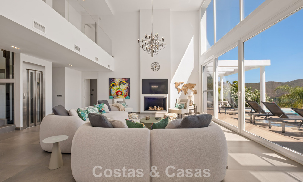 Contemporary luxury villa with sleek modern architecture and breathtaking views for sale in East Marbella 801189