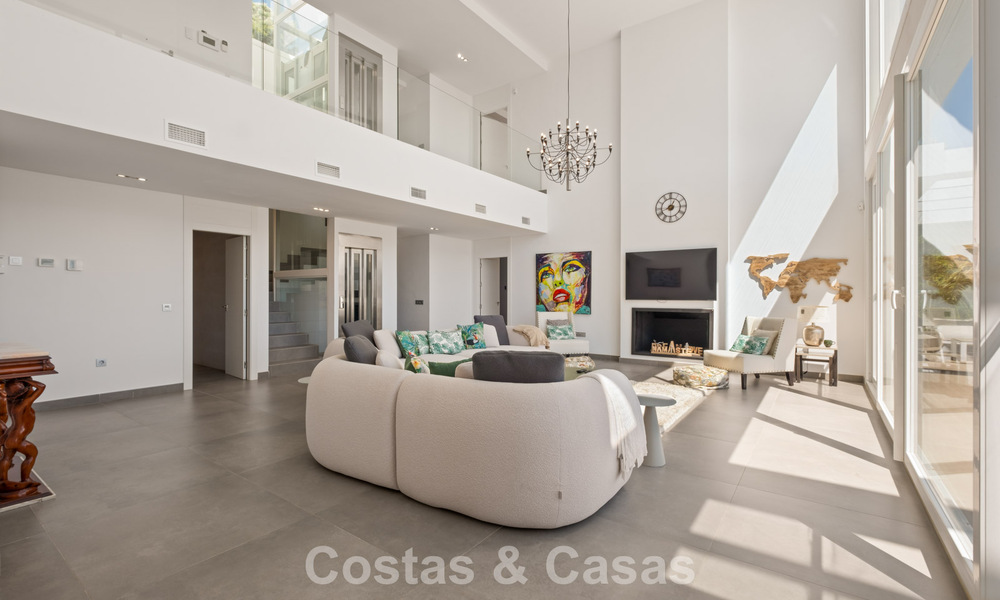 Contemporary luxury villa with sleek modern architecture and breathtaking views for sale in East Marbella 801190