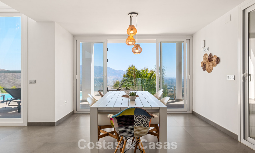 Contemporary luxury villa with sleek modern architecture and breathtaking views for sale in East Marbella 801194