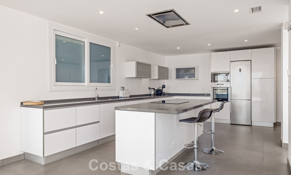 Contemporary luxury villa with sleek modern architecture and breathtaking views for sale in East Marbella 801195