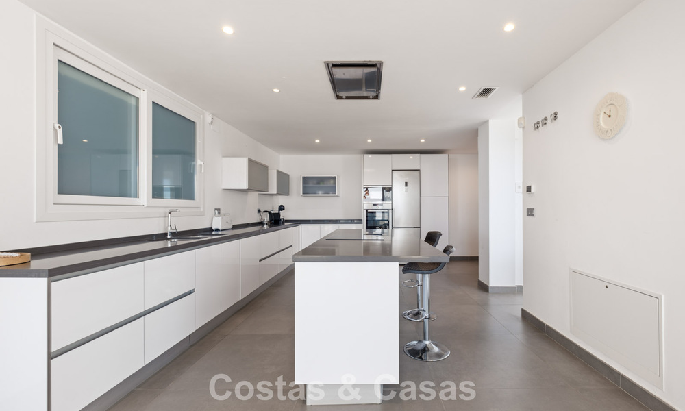 Contemporary luxury villa with sleek modern architecture and breathtaking views for sale in East Marbella 801196