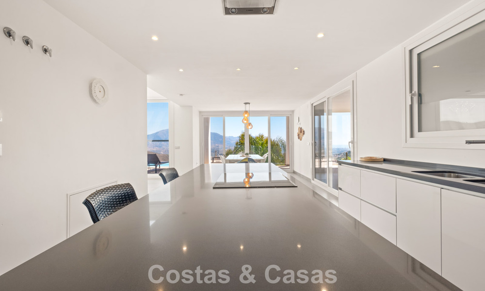Contemporary luxury villa with sleek modern architecture and breathtaking views for sale in East Marbella 801198