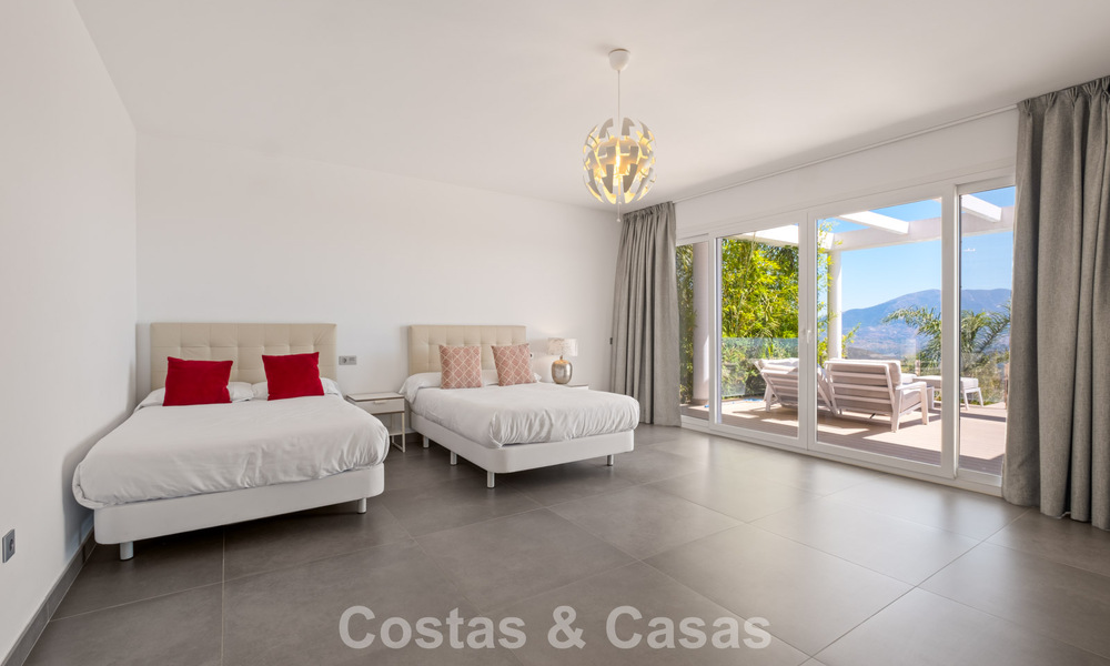 Contemporary luxury villa with sleek modern architecture and breathtaking views for sale in East Marbella 801200