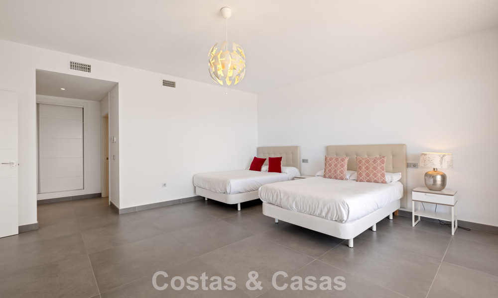 Contemporary luxury villa with sleek modern architecture and breathtaking views for sale in East Marbella 801201