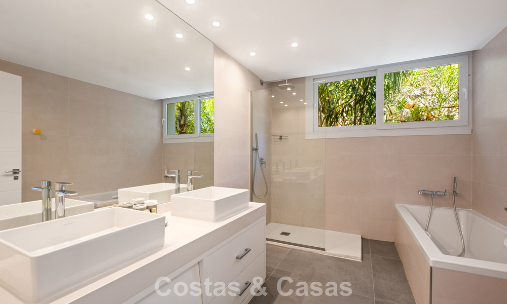 Contemporary luxury villa with sleek modern architecture and breathtaking views for sale in East Marbella 801202