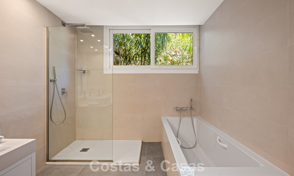 Contemporary luxury villa with sleek modern architecture and breathtaking views for sale in East Marbella 801203