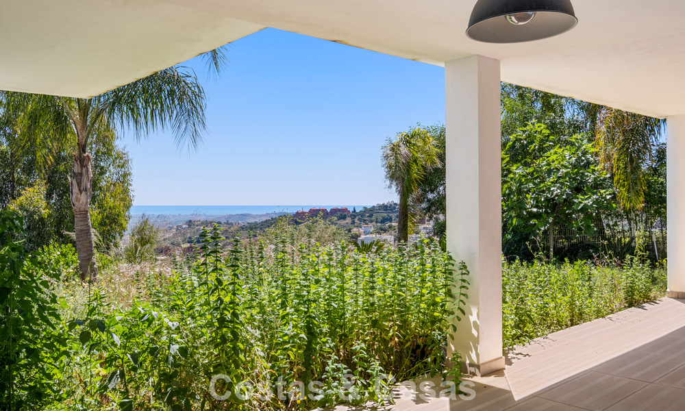 Contemporary luxury villa with sleek modern architecture and breathtaking views for sale in East Marbella 801207