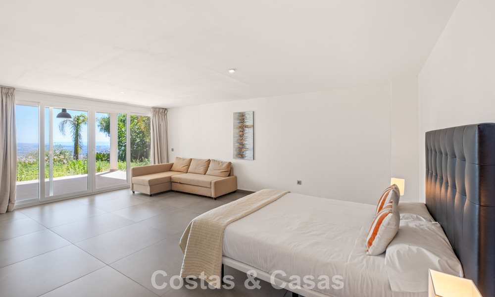 Contemporary luxury villa with sleek modern architecture and breathtaking views for sale in East Marbella 801212