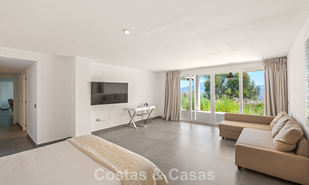 Contemporary luxury villa with sleek modern architecture and breathtaking views for sale in East Marbella 801213