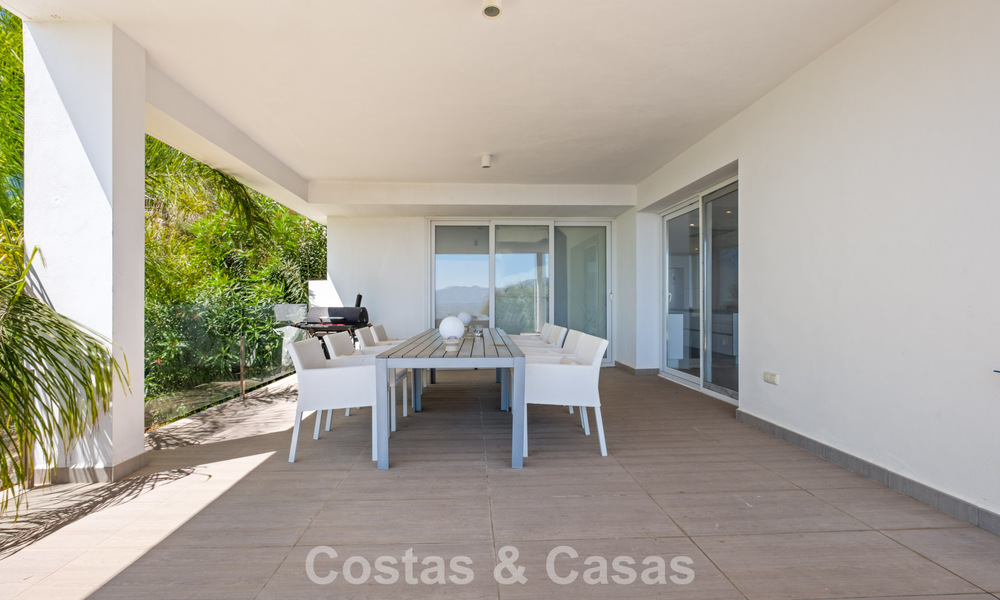 Contemporary luxury villa with sleek modern architecture and breathtaking views for sale in East Marbella 801214