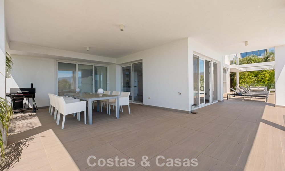 Contemporary luxury villa with sleek modern architecture and breathtaking views for sale in East Marbella 801215