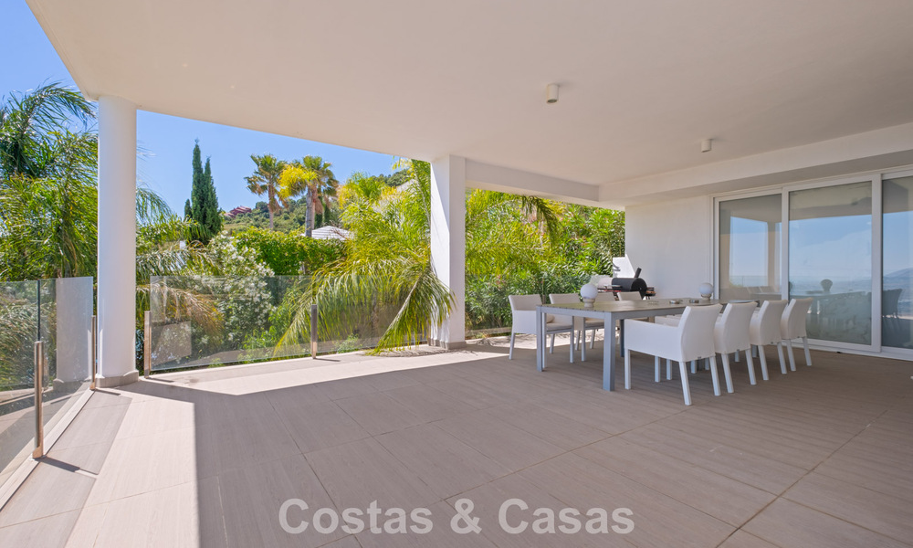 Contemporary luxury villa with sleek modern architecture and breathtaking views for sale in East Marbella 801216