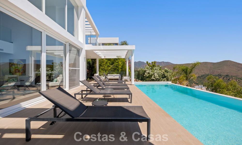 Contemporary luxury villa with sleek modern architecture and breathtaking views for sale in East Marbella 801220