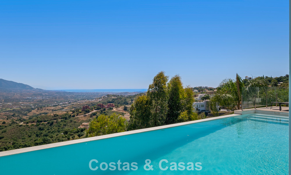 Contemporary luxury villa with sleek modern architecture and breathtaking views for sale in East Marbella 801221