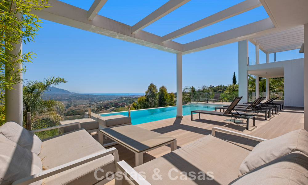 Contemporary luxury villa with sleek modern architecture and breathtaking views for sale in East Marbella 801222
