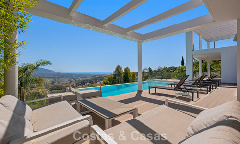 Contemporary luxury villa with sleek modern architecture and breathtaking views for sale in East Marbella 801222