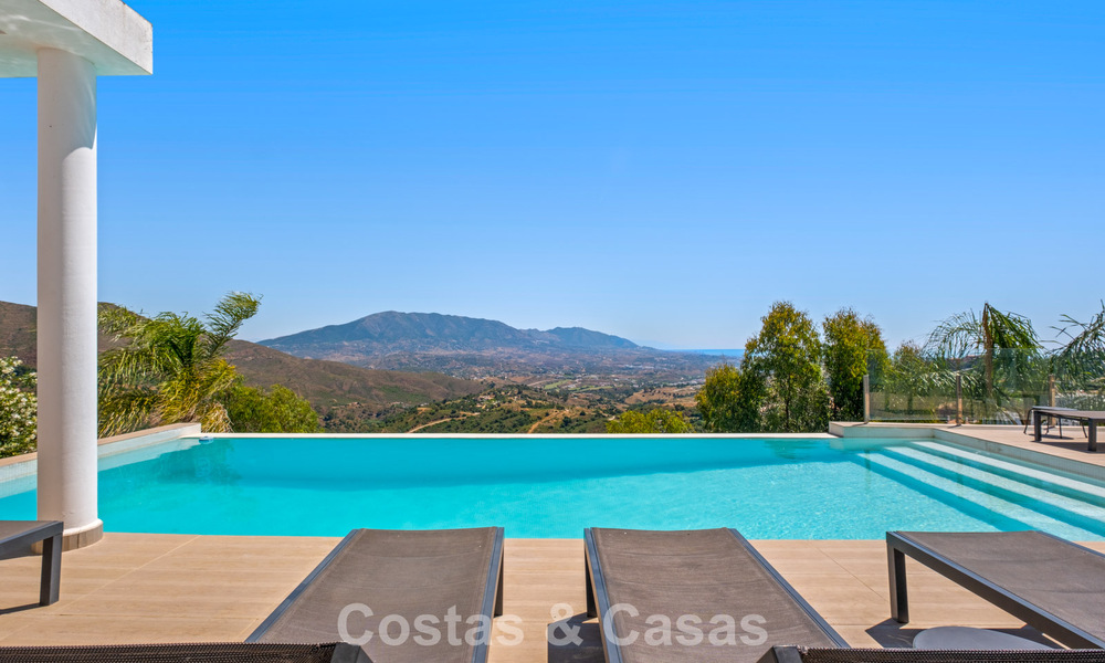 Contemporary luxury villa with sleek modern architecture and breathtaking views for sale in East Marbella 801225
