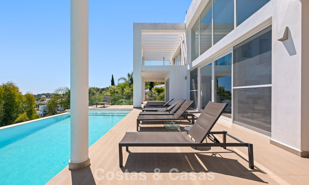 Contemporary luxury villa with sleek modern architecture and breathtaking views for sale in East Marbella 801226
