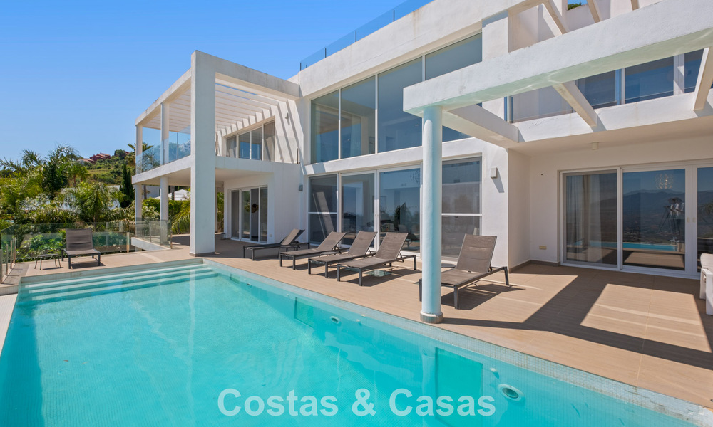 Contemporary luxury villa with sleek modern architecture and breathtaking views for sale in East Marbella 801227
