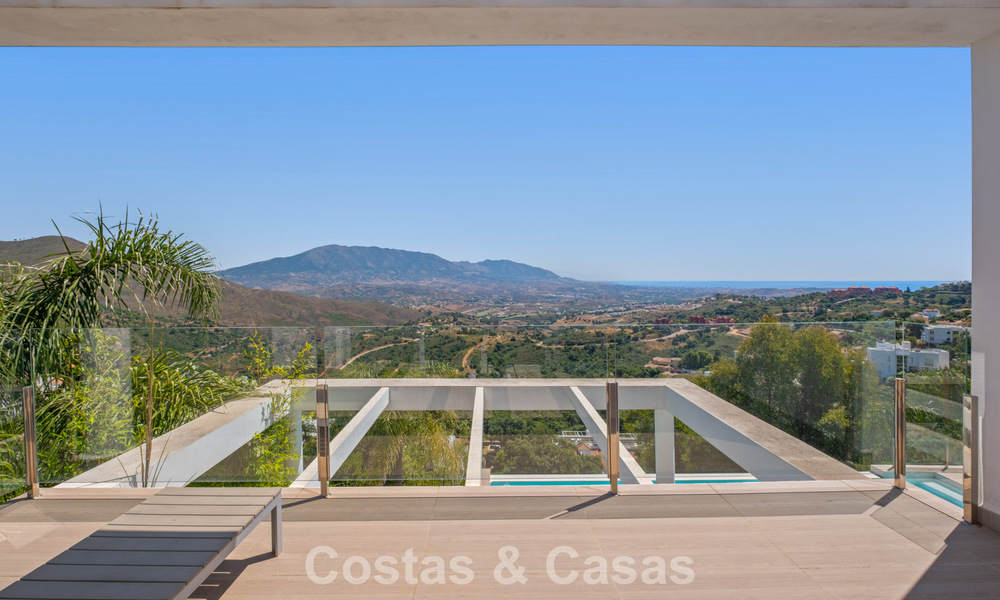 Contemporary luxury villa with sleek modern architecture and breathtaking views for sale in East Marbella 801228