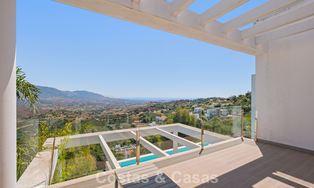 Contemporary luxury villa with sleek modern architecture and breathtaking views for sale in East Marbella 801229