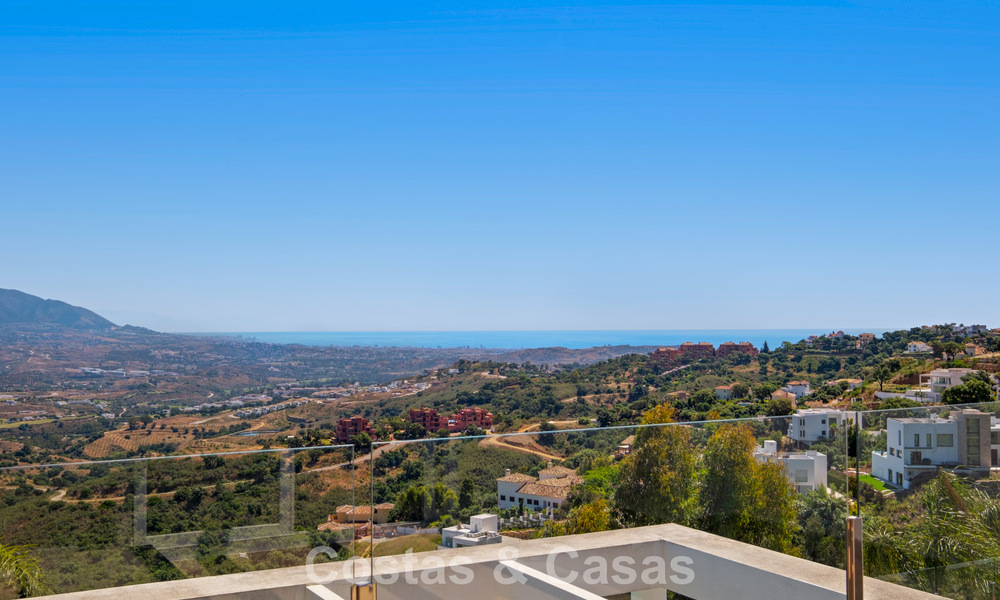 Contemporary luxury villa with sleek modern architecture and breathtaking views for sale in East Marbella 801230