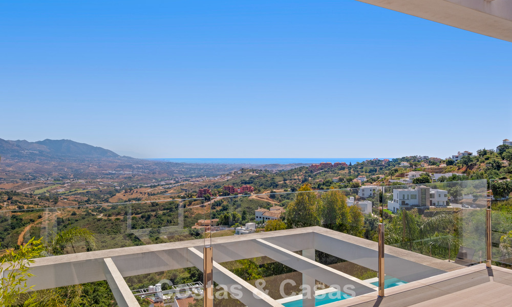 Contemporary luxury villa with sleek modern architecture and breathtaking views for sale in East Marbella 801231