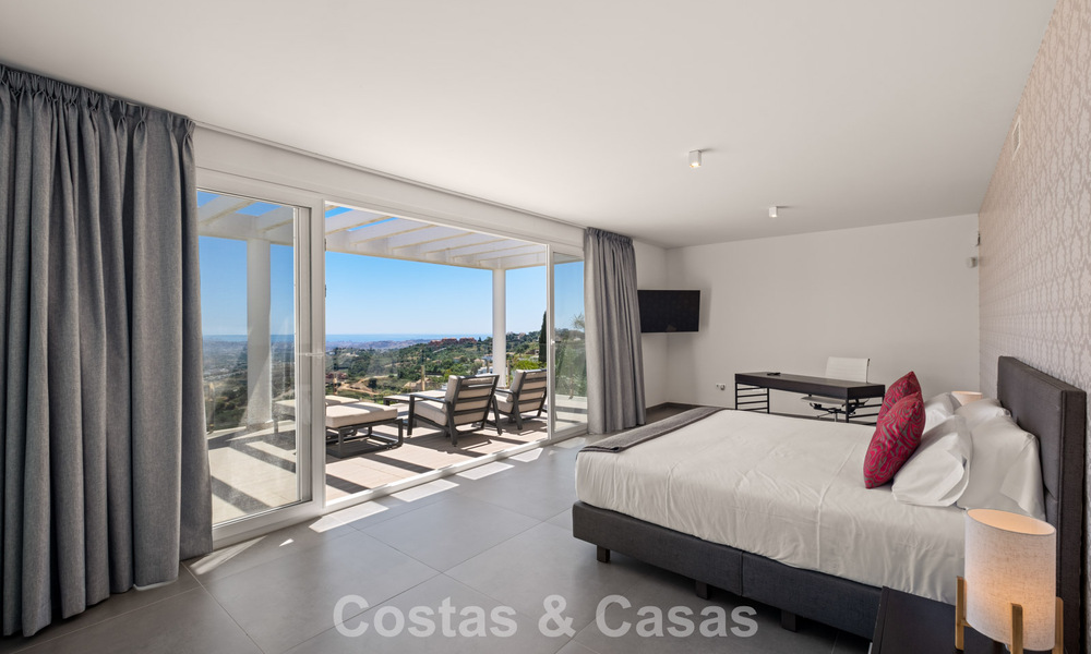 Contemporary luxury villa with sleek modern architecture and breathtaking views for sale in East Marbella 801233