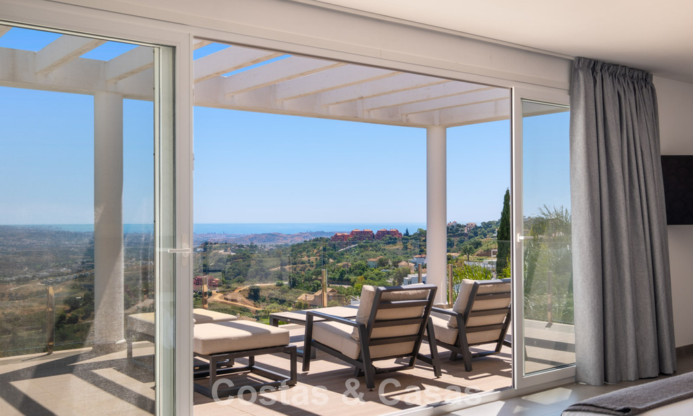 Contemporary luxury villa with sleek modern architecture and breathtaking views for sale in East Marbella 801234
