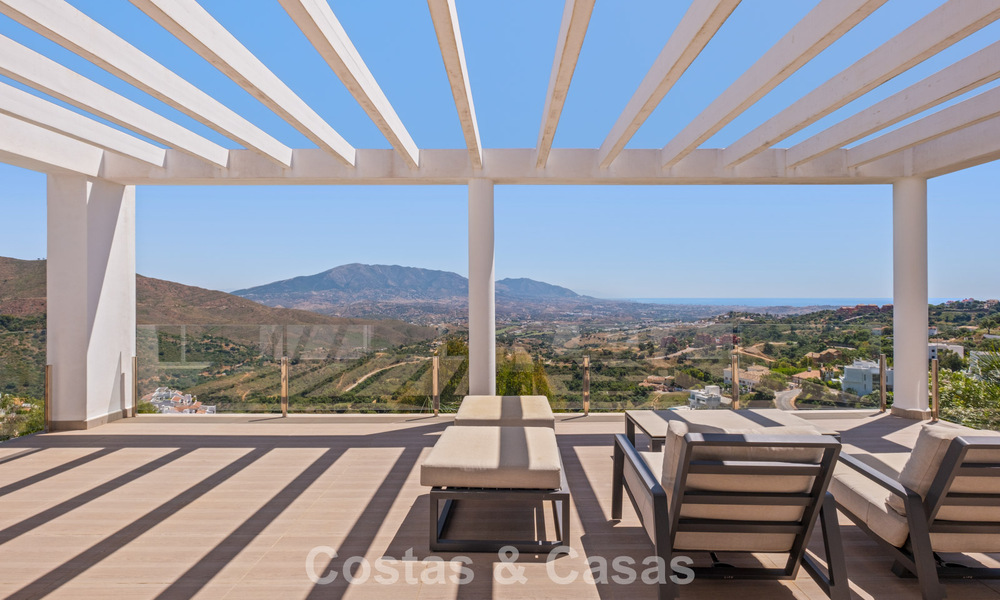 Contemporary luxury villa with sleek modern architecture and breathtaking views for sale in East Marbella 801235