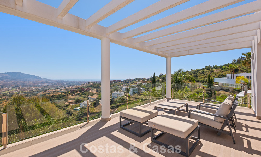 Contemporary luxury villa with sleek modern architecture and breathtaking views for sale in East Marbella 801236