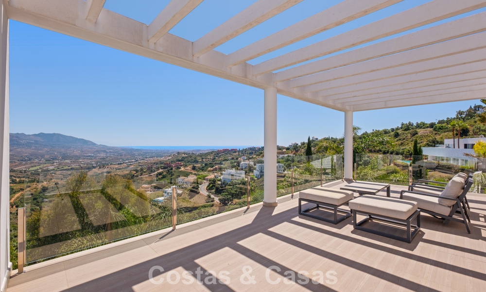 Contemporary luxury villa with sleek modern architecture and breathtaking views for sale in East Marbella 801237