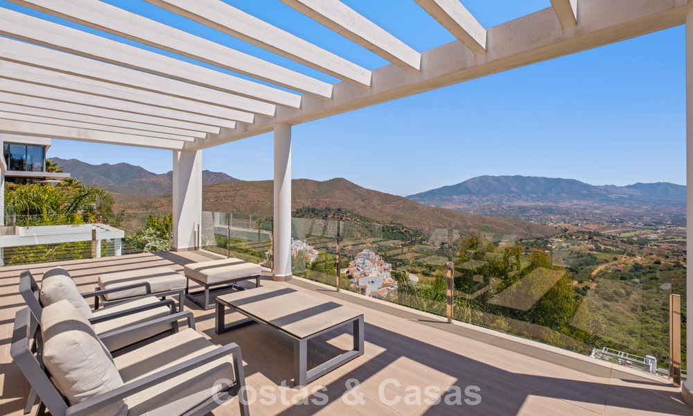 Contemporary luxury villa with sleek modern architecture and breathtaking views for sale in East Marbella 801240