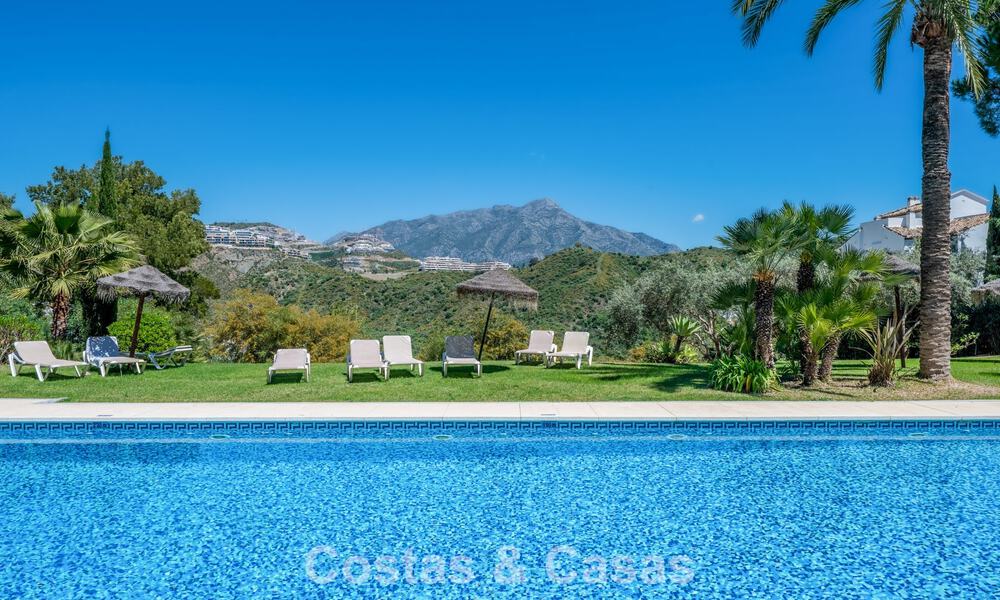 Bright, contemporary renovated apartment with sea views for sale in the hills of La Quinta, Marbella - Benahavís 801296