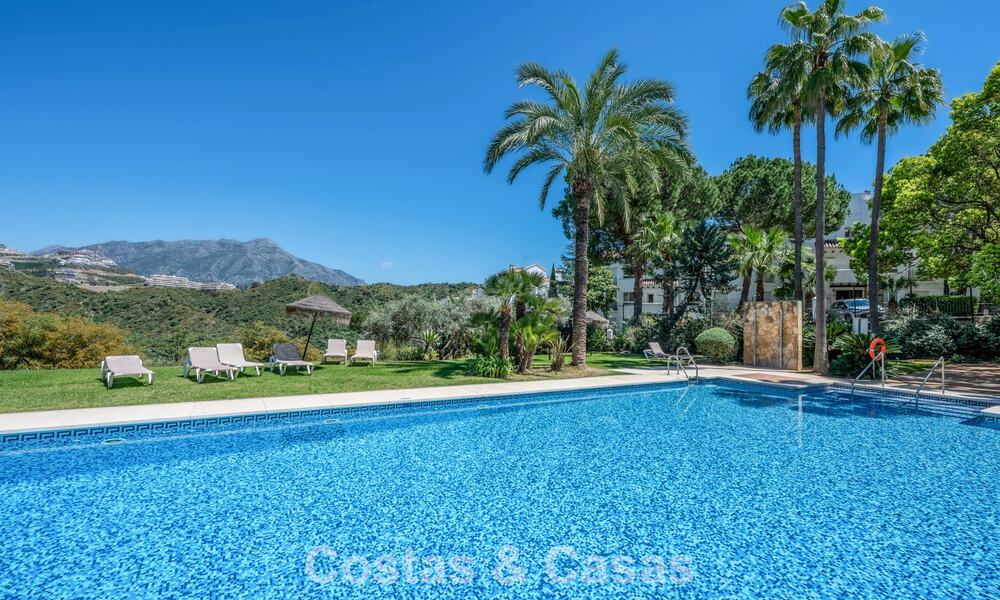 Bright, contemporary renovated apartment with sea views for sale in the hills of La Quinta, Marbella - Benahavís 801297