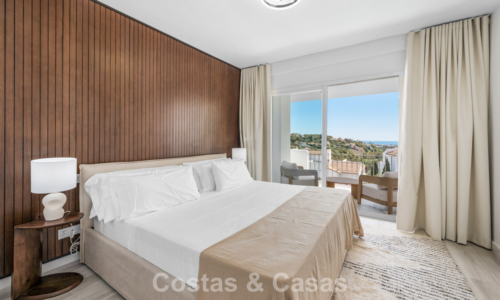 Bright, contemporary renovated apartment with sea views for sale in the hills of La Quinta, Marbella - Benahavís 801301