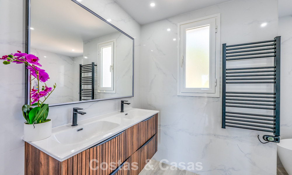 Bright, contemporary renovated apartment with sea views for sale in the hills of La Quinta, Marbella - Benahavís 801303
