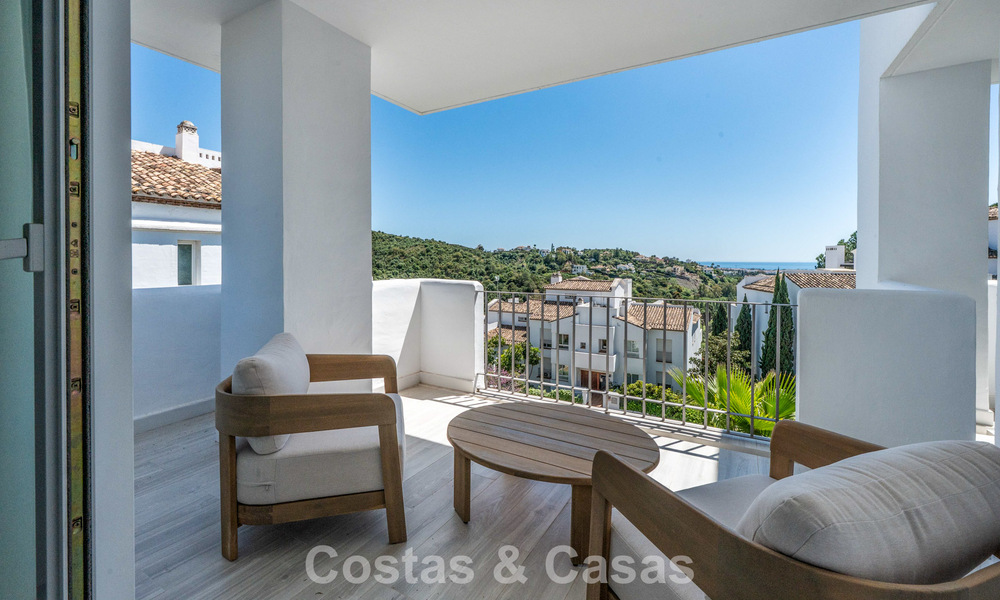 Bright, contemporary renovated apartment with sea views for sale in the hills of La Quinta, Marbella - Benahavís 801305