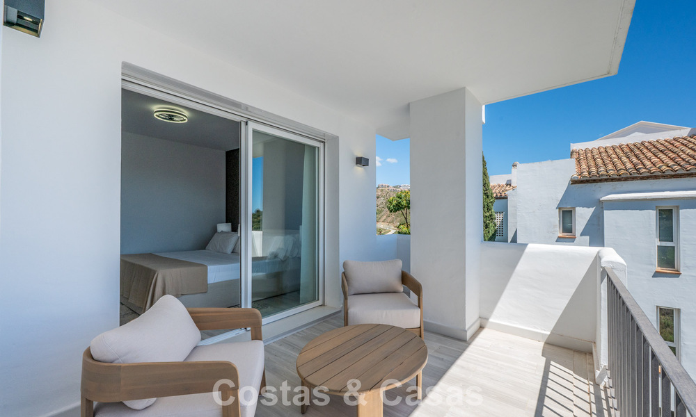 Bright, contemporary renovated apartment with sea views for sale in the hills of La Quinta, Marbella - Benahavís 801307