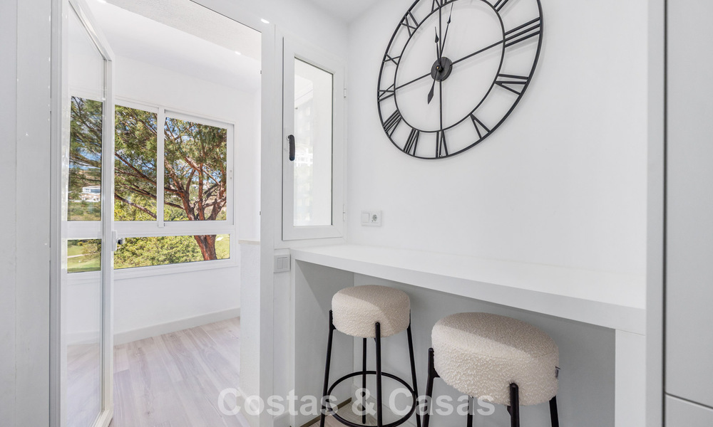 Bright, contemporary renovated apartment with sea views for sale in the hills of La Quinta, Marbella - Benahavís 801314