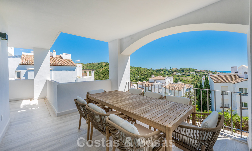Bright, contemporary renovated apartment with sea views for sale in the hills of La Quinta, Marbella - Benahavís 801323