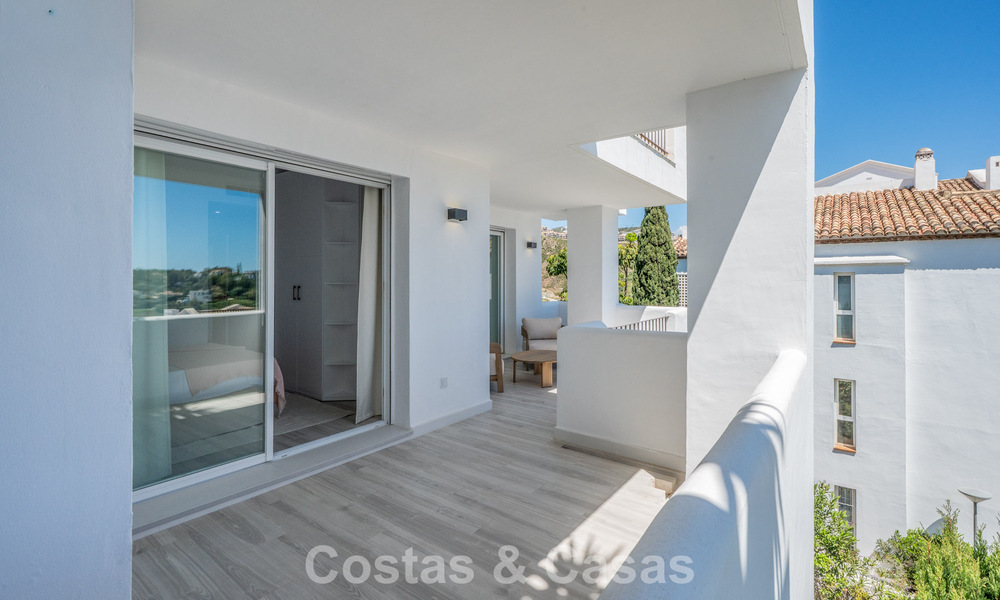 Bright, contemporary renovated apartment with sea views for sale in the hills of La Quinta, Marbella - Benahavís 801325